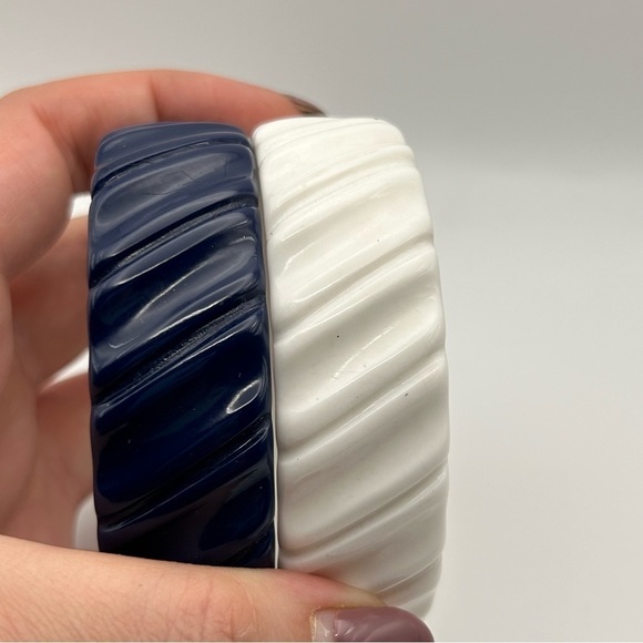 Set of 2 Vintage Genuine Lucite Wide Wavy Textured White and Navy Blue Bangles - Picture 5 of 7